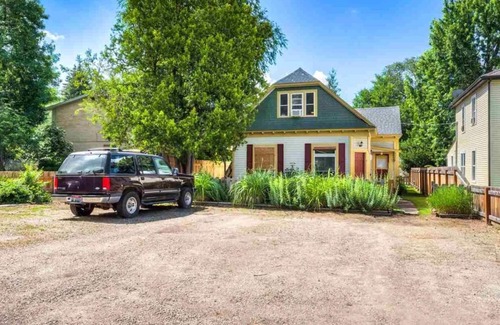 East End Apartment | Where east foothills meet downtown- Beautifully designed one bedroom apartment.