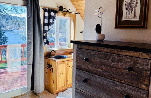 Columbus Cabin | Where The Wild Things Are- Blue Ribbon Fly Fishing Cabin & No Lift Line Skiing