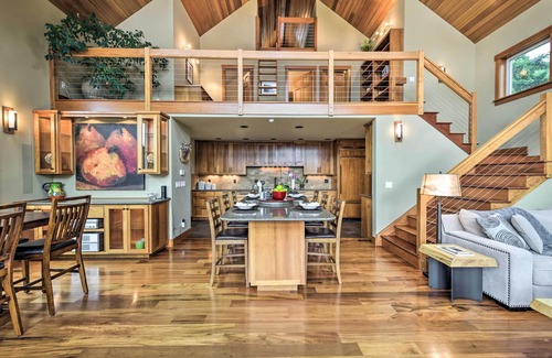 Freeland House | Whidbey Island Oasis w/Hot Tub & Cabana!