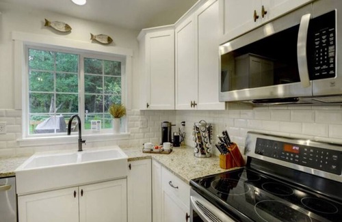 Freeland Villa | Whidbey Retreat, Peaceful & Private Getaway, Hot Tub, Fire Pit