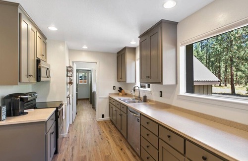 Plumas Eureka Estates Cabin | "Whispering Pines" Family Retreat - By the Feather River in Graeagle