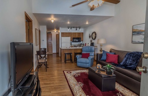 Notch Estates Condo | Whistle’s Echo | Sweeping Ozark Views, 5 Mins to SDC