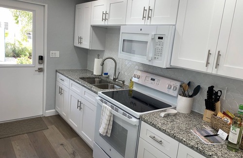 Englewood Cottage | White Pelican at Shorebirds, Beach sunsets 3 min walk! Kayaks, Bikes and more!