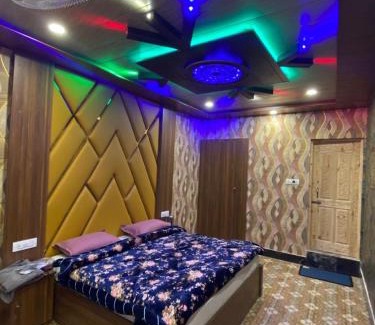 Dal Lake Hotel | White villa by hameed