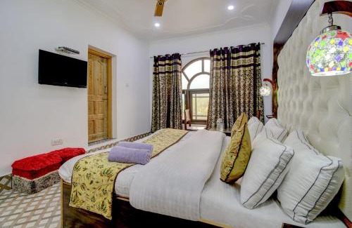 Dal Lake Hotel | White villa by hameed