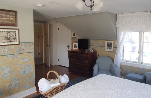 Coon Rapids Bed & Breakfast | Whiterock Conservancy - Roswell in the Historic Garst Farmhouse