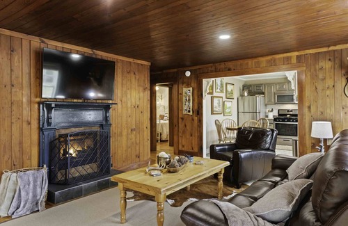 Mentone Cabin | WHITETAIL on the PARKWAY w/HOT TUB.named WHITETAIL for a reason .