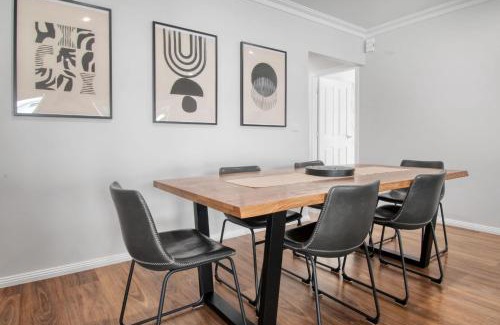 Wagga Wagga House | Whitewood Retreat - Modern Elegance, Serene Stay