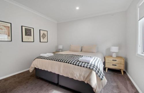 Wagga Wagga House | Whitewood Retreat - Modern Elegance, Serene Stay