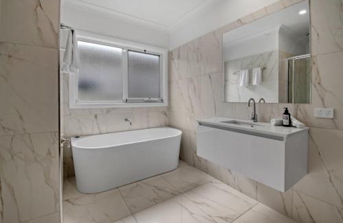 Wagga Wagga House | Whitewood Retreat - Modern Elegance, Serene Stay