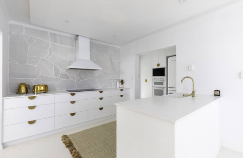 Eimeo House | WhitsunStays - The Cyclades n3br, 2bth, Pool, AC Throughout