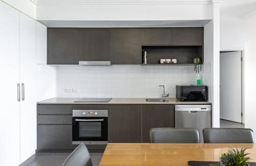 East Mackay Apartment | WhitsunStays - The Regal (2br/2bth, Central)