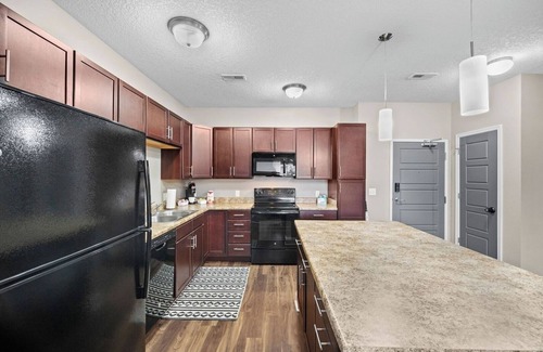 West Des Moines Apartment | Wifi | Balcony | Garage | Pool | Gym & More!