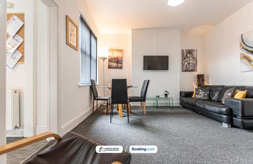 Leigh House | Wigan Short Let Spacious 4BR, Contractors Welcome