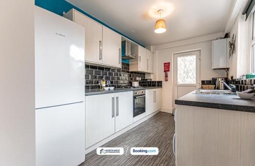 Leigh House | Wigan Short Let Spacious 4BR, Contractors Welcome