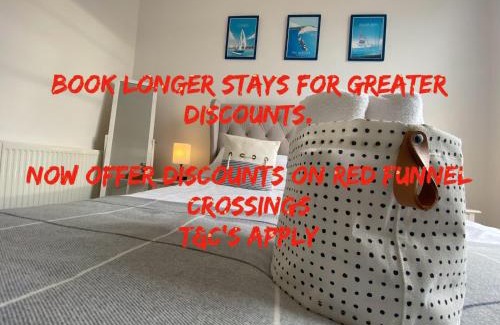 Ryde Apartment | Wight On The Beach, Sleeps 4, Free Off Road Parking, Balcony with Sea Views