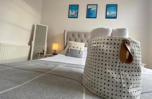 Ryde Apartment | Wight On The Beach, Sleeps 4, Free Off Road Parking, Balcony with Sea Views