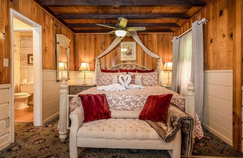 Twin Peaks Hotel | Wild Rose Duplex - Studio | One Bed | ¾ Bathroom | Sleeps Two