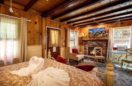 Twin Peaks Hotel | Wild Rose Duplex - Studio | One Bed | ¾ Bathroom | Sleeps Two