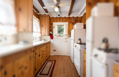 Twin Peaks Hotel | Wild Rose Duplex - Studio | One Bed | ¾ Bathroom | Sleeps Two