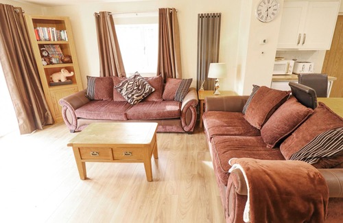 Goxhill Cottage | WILLOW COTTAGE, pet friendly, with a garden in Barrow-Upon-Humber