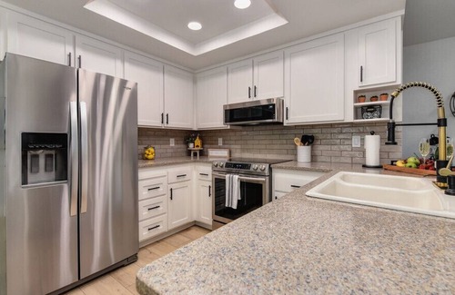 Rocklin House | WILLOW House Pool SPA Downtown Roseville Galleria Grill