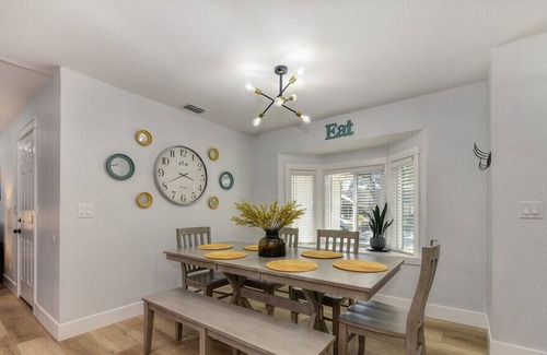 Rocklin House | WILLOW House Pool SPA Downtown Roseville Galleria Grill