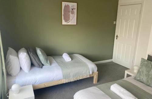 Newcastle-upon-Tyne House | Wilton - Perfect Home for Contractors Private Large Drive