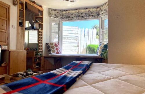 Dalhousie House | WindowBOX STUDIO kitchenette lawn WFH