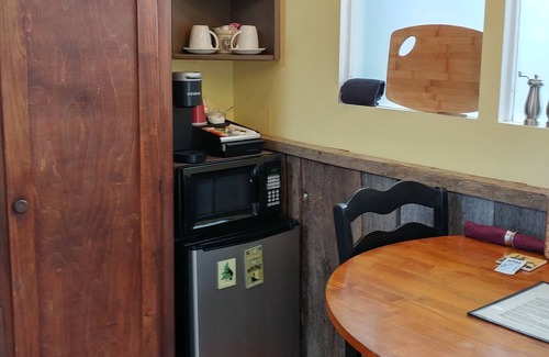 Hallsville Cabin | Winery Romantic Cabin for Two. Close to Hocking Hills with Guided Wine Tasting!