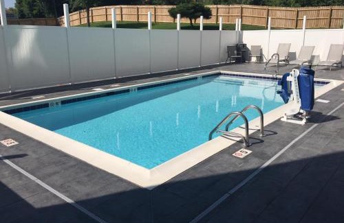 Hayfield Dundee Hotel | Wingate by Wyndham Louisville Airport Expo Center