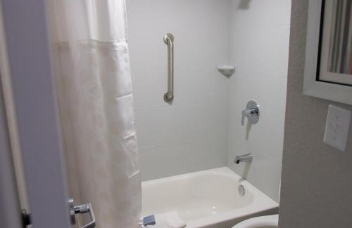 Hayfield Dundee Hotel | Wingate by Wyndham Louisville Airport Expo Center