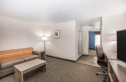Hayfield Dundee Hotel | Wingate by Wyndham Louisville Airport Expo Center