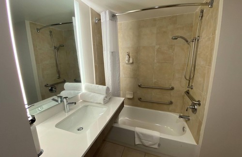 Southwest Raleigh Hotel | Wingate by Wyndham State Arena Raleigh/Cary