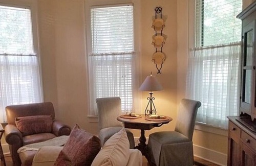 Downtown Little Rock Cottage | Winslow Cottage W/ King Bed