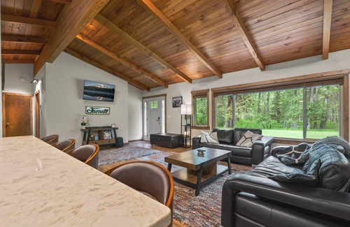 Naches Cabin | Winter Wonderland Cabin w/ Hottub & Cozy Fireplace
