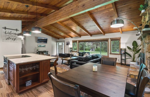 Naches Cabin | Winter Wonderland Cabin w/ Hottub & Cozy Fireplace