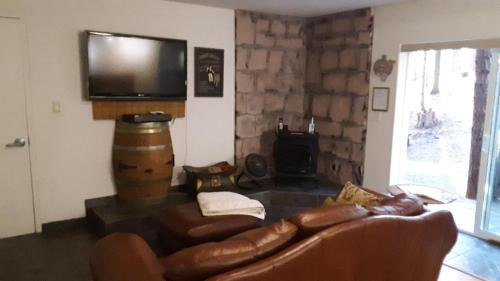 Arnold House | Winterfell Inn - No Xtra Fees, Dogs OK, King & Queen Suites