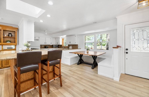 Big Bear Lake Cabin | Winterfell Lodge Hot Tub. Lv2 EV charger/5 STAR! FAMILY FRIENDLY! GAME ROOM!