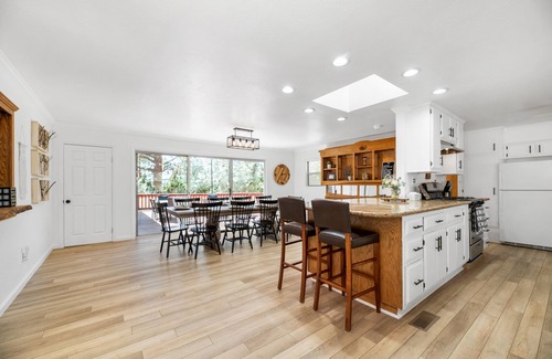 Big Bear Lake Cabin | Winterfell Lodge Hot Tub. Lv2 EV charger/5 STAR! FAMILY FRIENDLY! GAME ROOM!