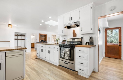 Big Bear Lake Cabin | Winterfell Lodge Hot Tub. Lv2 EV charger/5 STAR! FAMILY FRIENDLY! GAME ROOM!
