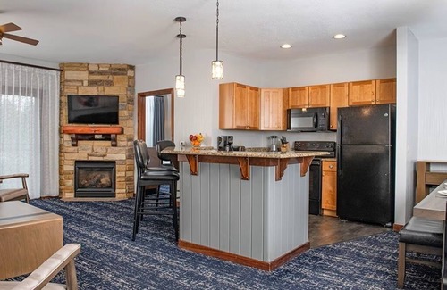 Lake Delton Resort | Wisconsin Dells Adventure! Glacier Canyon Resort w/Access to Water Parks!