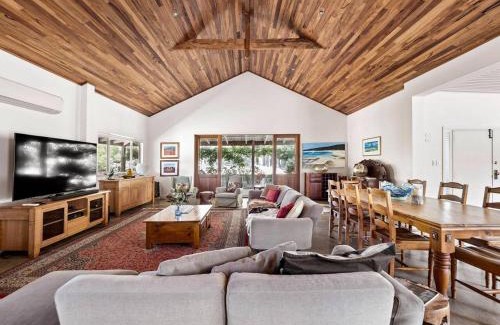 Wilyabrup House | Wisteria Vines Estate - Rustic Elegance by the Coast