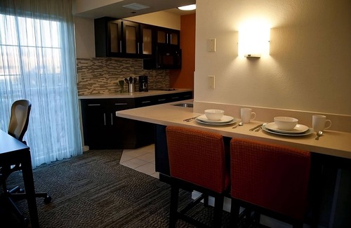 San Bruno Hotel | With FREE Breakfast, Full Kitchen, Onsite Pool, Parking Onsite!