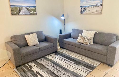 North Ward Apartment | Within reach of the beach!