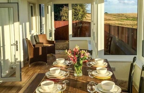 Muston Cottage | WOLD COTTAGE, pet friendly, luxury holiday cottage in Hunmanby