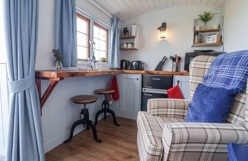 Goodmanham Cottage | WOLDS HOOT, pet friendly, with a garden in Market Weighton