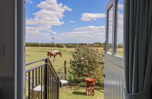 Goodmanham Cottage | WOLDS HOOT, pet friendly, with a garden in Market Weighton