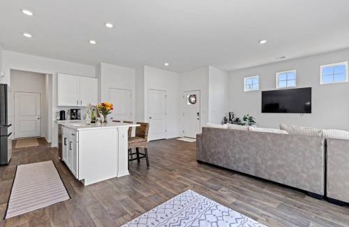 Solon Mills House | Wonder Lake Elegance- Serene 2BR Townhome Retreat