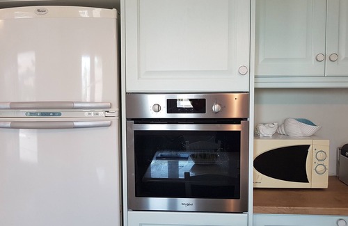 Naxos Town House | WONDERFUL 3 BED 2 BATH BUNGALOW WITH HOT TUB, CLOSE TO THE CITY AND THE BEACH